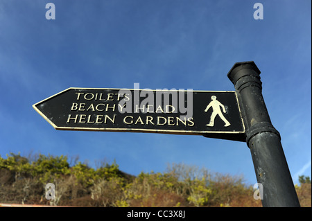 Soleil d'hiver sur le front de mer d'Eastbourne East Sussex UK signe à Beachy Head Banque D'Images