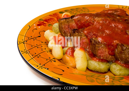 Steak avec sauce de tomate sur le dessus de la pomme de terre, Épinards, Tomates et gnocchi Banque D'Images