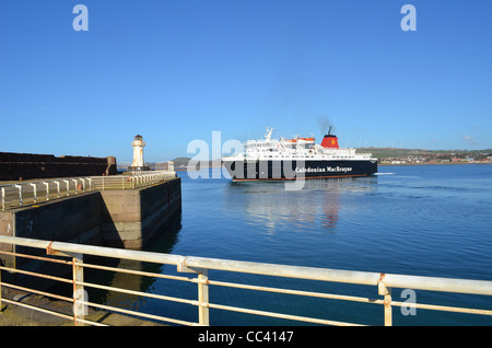 Caledonian MacBrayne port ferry Ardrossan, en Écosse. La position d'Arran dans Brodick. Journée ensoleillée Banque D'Images