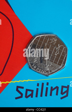 Édition spéciale pièce 50p, pièce de cinquante pence, faisant partie de la collection sportive de Londres 2012 pour les Jeux Olympiques émise par la monnaie royale - voile Banque D'Images