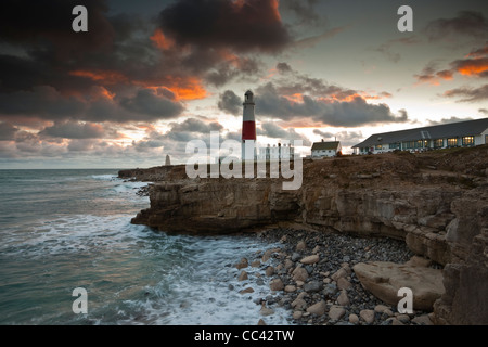 La tempête de fin de la journée, de l'anglais Channel tours au pied du phare sur Portland Bill près de Weymouth, dans le Dorset. Banque D'Images