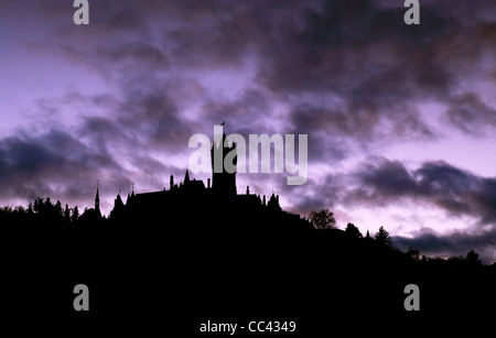Silhouette du château sur la colline ciel nuageux Banque D'Images