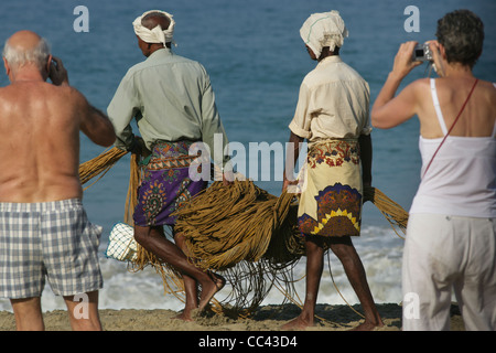 Photographie par Roy Riley à leurs filets des pêcheurs sur la plage de Kovalam au Kerala, en Inde Banque D'Images