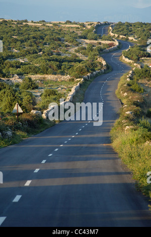 Route en asphalte, île de Pag, Croatie. Banque D'Images