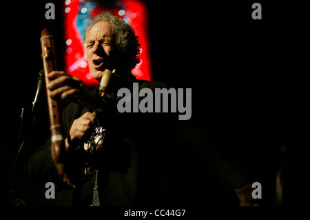 Musicien et compositeur américain David Amram qui a travaillé avec Jack Kerouac en prestation au Bowery Poetry Club à New York City, NY Banque D'Images