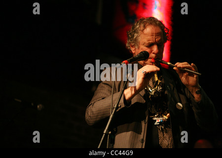 Musicien et compositeur américain David Amram qui a travaillé avec Jack Kerouac en prestation au Bowery Poetry Club à New York City, NY Banque D'Images