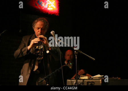 Musicien et compositeur américain David Amram qui a travaillé avec Jack Kerouac en prestation au Bowery Poetry Club à New York City, NY Banque D'Images