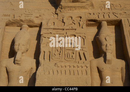 L'art égyptien Temple d'Hathor ou petit temple. Façade représentant le pharaon Ramsès II avec couronne blanche et avec double couronne. Banque D'Images