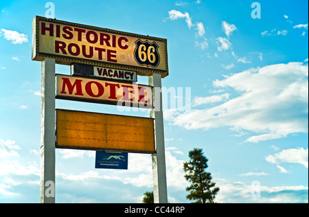 Vieux motel route 40 panneaux le long de la vieille route 66, Nouveau Mexique Banque D'Images