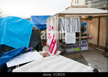 Une tente d'information à l'occuper de protestation de Washington DC à Freedom Plaza. Banque D'Images