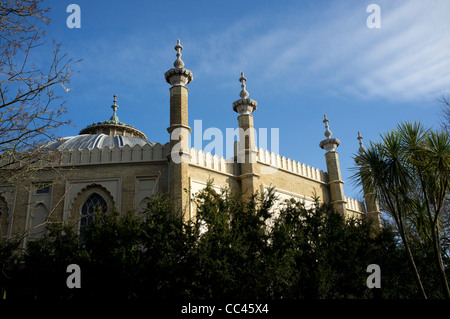 L'arrière de la salle de concert le Brighton Dome comme vu du pavillon des jardins. Banque D'Images