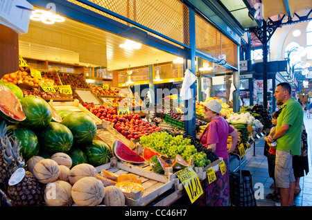 Produire à la vente à la Grande Halle, Budapest, Hongrie Banque D'Images