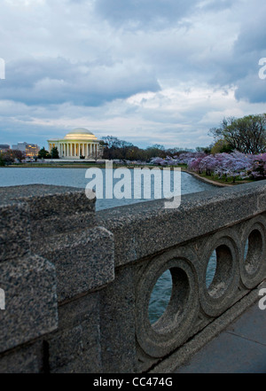 Le Jefferson Memorial au crépuscule pendant le festival des cerisiers en fleur au printemps de 2011. Banque D'Images