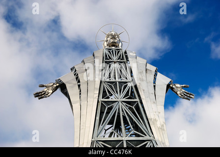 La plus grande statue de Jésus Christ dans l'Est de l'Europe contre le ciel bleu. Banque D'Images