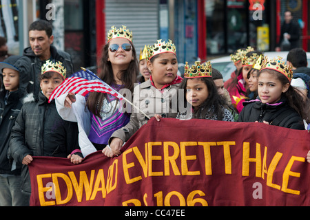 Paraders mars dans les trois rois Day Parade annuelle dans le quartier de Bushwick à Brooklyn New York Banque D'Images