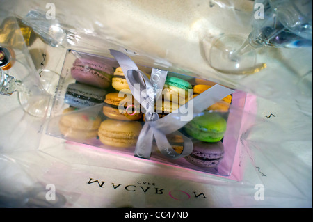 Une boîte de macarons du macaron Cafe à New York, vu le Samedi, 31 décembre 2011. (© Richard B. Levine) Banque D'Images