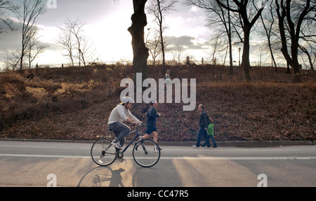 Les cyclistes, les joggeurs et les piétons en concurrence pour l'espace dans Central Park à New York Banque D'Images