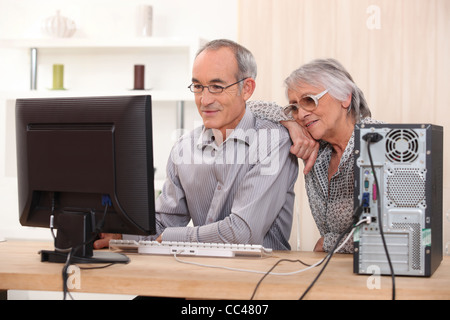 Couple de personnes âgées l'acquisition de compétences en informatique Banque D'Images