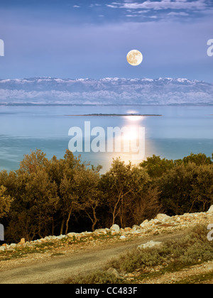 Vue sur la montagne de Velebit l'île de Losinj dans la soirée, la Croatie... Banque D'Images