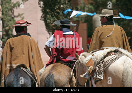Gauchos à cheval dans la Quebrada de Humahuaca, province de Jujuy, Argentine Banque D'Images