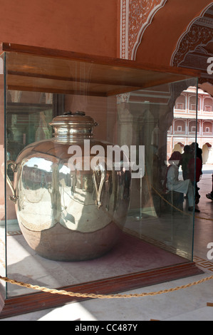 Pot d'argent ou Gangajali dans Diwan-i-Khas, salle de l'audience privée, City Palace, Jaipur, Inde Banque D'Images