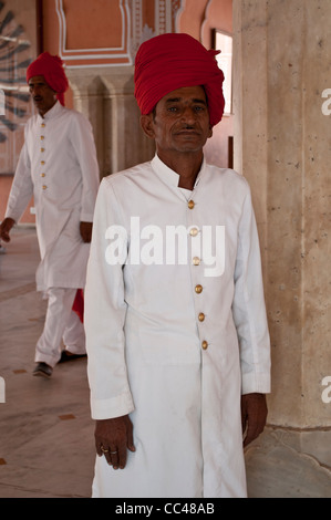 Tuteur en costume traditionnel, Diwan-i-Khas, salle de l'audience privée, City Palace, Jaipur, Inde Banque D'Images