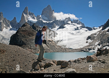 Tourist et vue sur le Mont Fitz Roy et la Laguna de los Tres dans les Andes, Patagonie, Argentine Banque D'Images