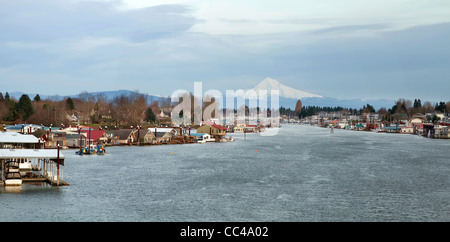 Marina et péniches le long du fleuve Columbia avec Panorama Vue capot Mouht Banque D'Images