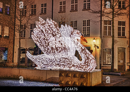 Une statue d'un cygne faite avec des feux ayant une apparence de cristal. La photo prise à Bruges au cours de la période de Noël. Banque D'Images