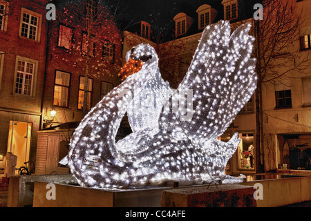 Décoration de Noël avec un cygne statue faite par des feux ayant une apparence de cristal. Banque D'Images