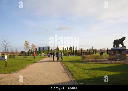 Staffordshire England Alrewas Vue d'ours polaires et de Forces armées monument National Memorial Arboretum UK Centre du Souvenir Banque D'Images