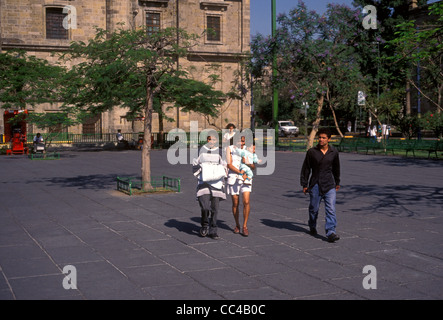 Les mexicains, les Mexicains, les femmes adultes adultes, femme, mère et enfant, la Plaza de la Liberacion, Guadalajara, Jalisco, Mexique de l'État Banque D'Images