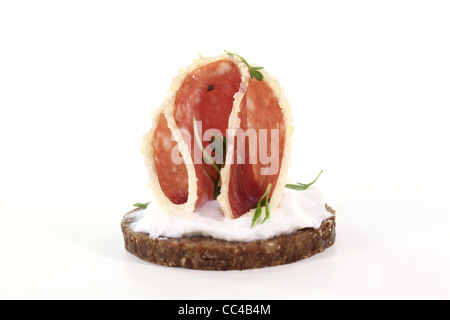 Pain pumpernickel avec fromage à la crème, le salami et le cresson alénois frais Banque D'Images