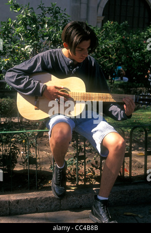 1, l'un, mexicaine, jeune homme, jouer de la guitare, guitare, guitariste, musique, étudiant, étudiant au conservatoire de musique, Guadalajara, Jalisco, Mexique de l'État Banque D'Images