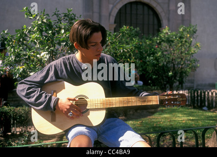 1, l'un, mexicaine, jeune homme, jouer de la guitare, guitare, guitariste, musique, étudiant, étudiant au conservatoire de musique, Guadalajara, Jalisco, Mexique de l'état Banque D'Images