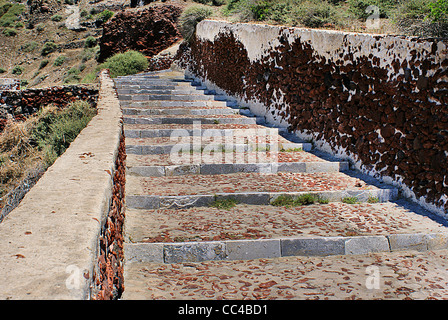 Long escalier en pierre sur l'île de Santorin, Grèce Banque D'Images