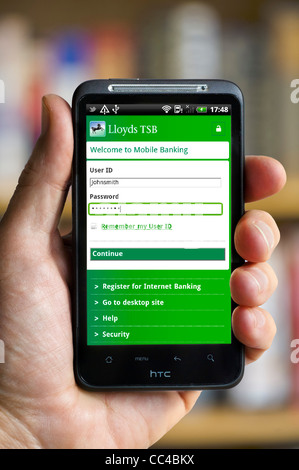 Connexion à mobile banking avec la Lloyds TSB app sur un smartphone HTC Banque D'Images