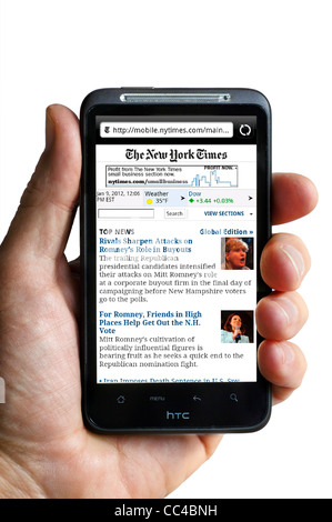 Le New York Times Online Edition sur un smartphone HTC Banque D'Images