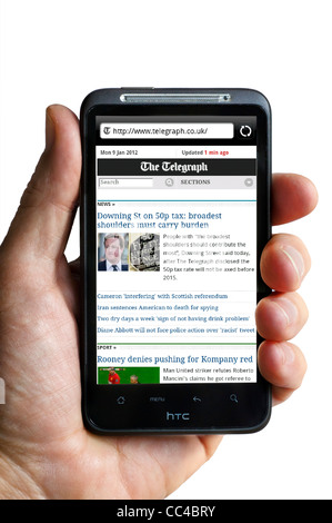 La navigation sur le Daily Telegraph Journal en ligne sur un smartphone HTC Banque D'Images