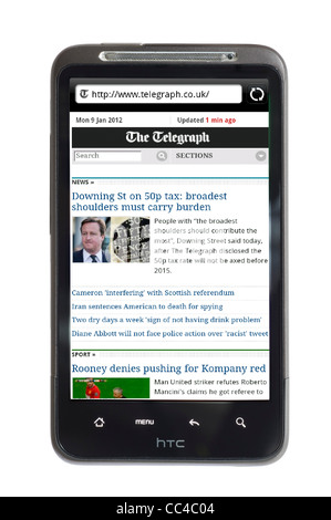 La navigation sur le Daily Telegraph Journal en ligne sur un smartphone HTC Banque D'Images