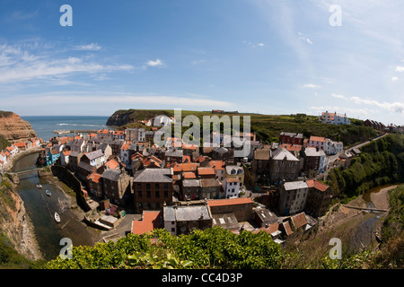 Un grand angle vue d'été de la Yorkshire village de pêcheurs de Staithes Banque D'Images
