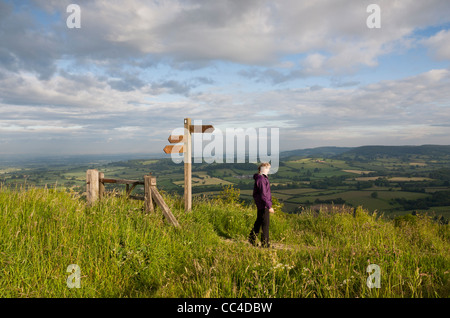 Une femme marchant le long de la Banque de Cleveland Sutton dans Yorkshire, Angleterre, Royaume-Uni Banque D'Images