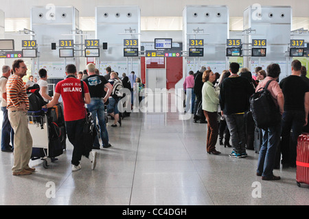 Vérifier dans un bureau à l'aéroport de Malaga Banque D'Images