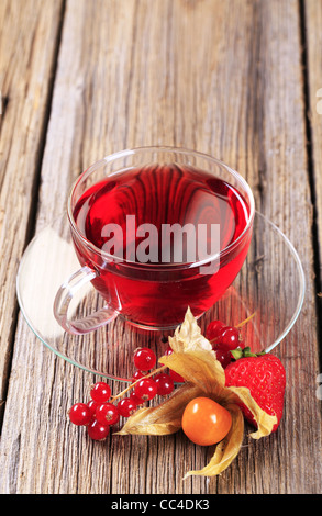 Plateau de fruits dans une tasse en verre - libre Banque D'Images