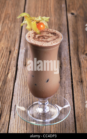 Verre de smoothie chocolat garni de fruits frais Banque D'Images