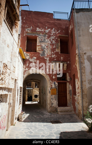 Une rue avec des maisons anciennes à la vieille ville de Chania en Crète Banque D'Images