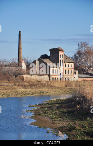 Ancienne usine ruinée par une journée ensoleillée à l'extérieur Banque D'Images