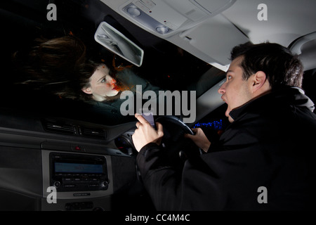 Chauffeur renverse un piéton en raison de phone texting and driving Banque D'Images