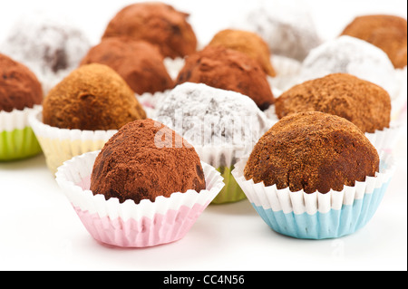 Truffes au chocolat sur fond blanc Banque D'Images