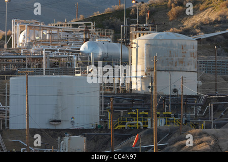 L'huile d'une holding et une usine de traitement sur le Midway-Sunset oil champ près de Taft, en Californie. Banque D'Images